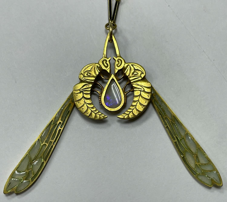 R. Lalique Deux Guepes Pendant 2 of 2