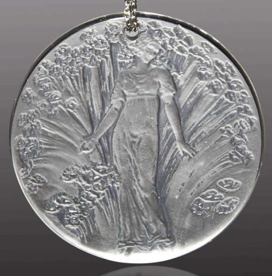 R. Lalique Figurine Dans Les Fleurs Pendant