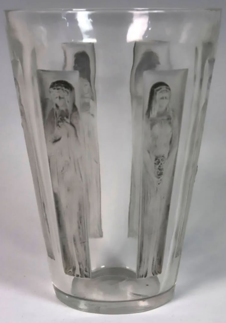 R. Lalique Gobelet Six Figurines Vase