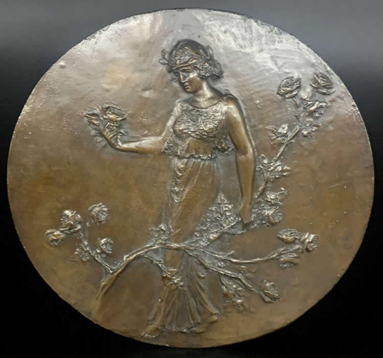 Rene Lalique Jeune femme cueillant des fleurs Matrix