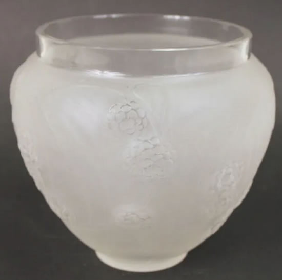 R. Lalique Nefliers Vase
