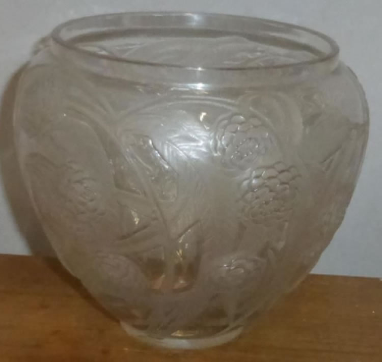 R. Lalique Nefliers Vase