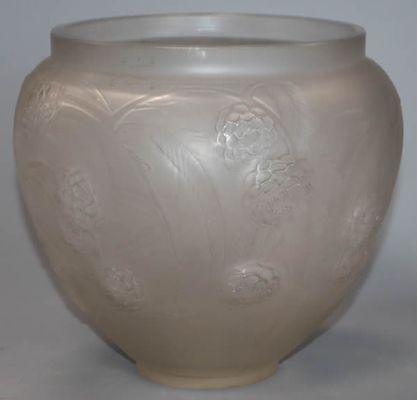 R. Lalique Nefliers Vase