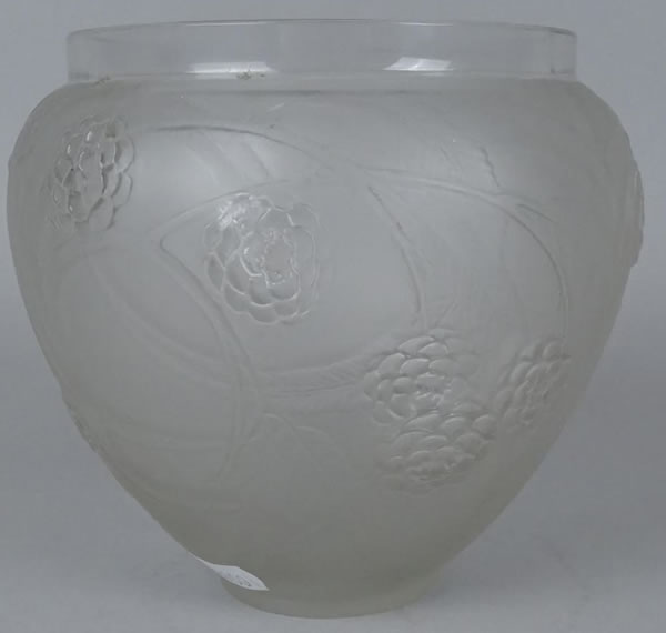 R. Lalique Nefliers Vase