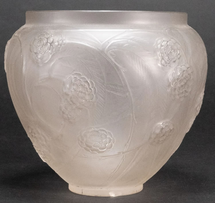 R. Lalique Nefliers Vase