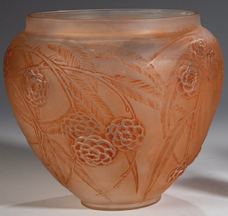 R. Lalique Nefliers Vase