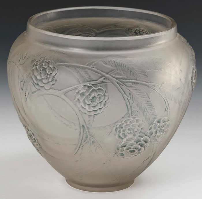 R. Lalique Nefliers Vase