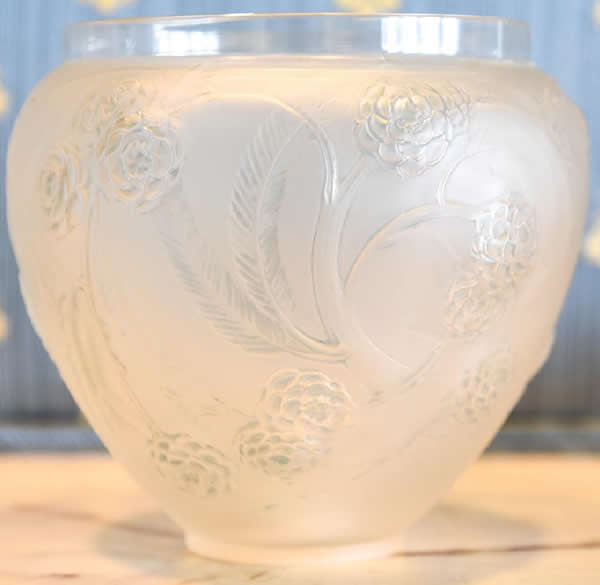 R. Lalique Nefliers Vase