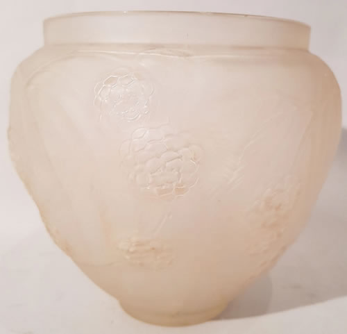 R. Lalique Nefliers Vase
