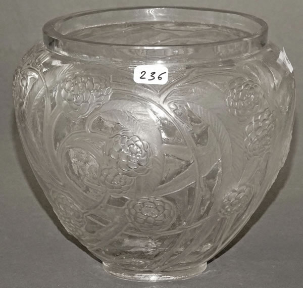 R. Lalique Nefliers Vase