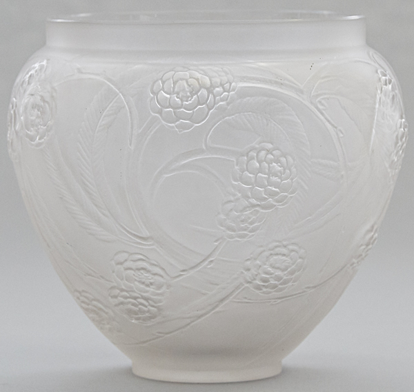R. Lalique Nefliers Vase