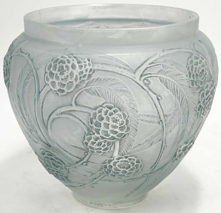 R. Lalique Nefliers Vase