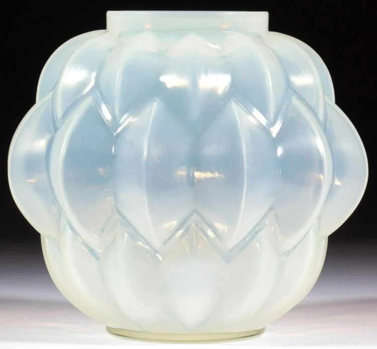 R. Lalique Nivernais Vase