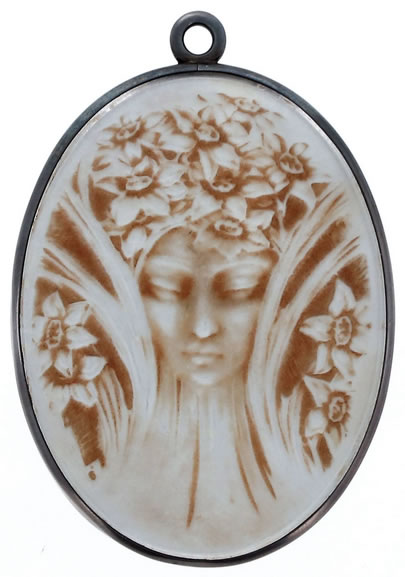 R. Lalique Tete Pendant