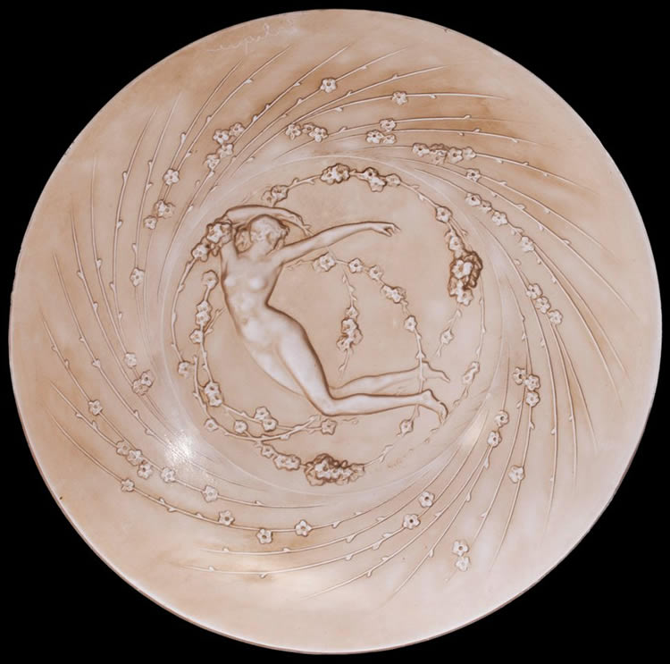 R. Lalique Une Figurine et Fleurs Plate