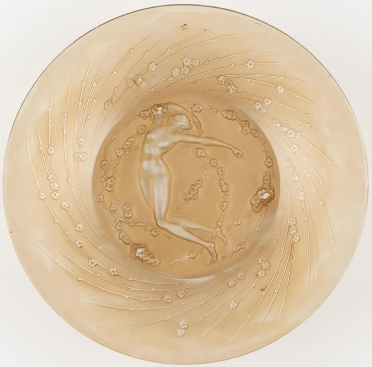 R. Lalique Une Figurine Et Fleurs Plate