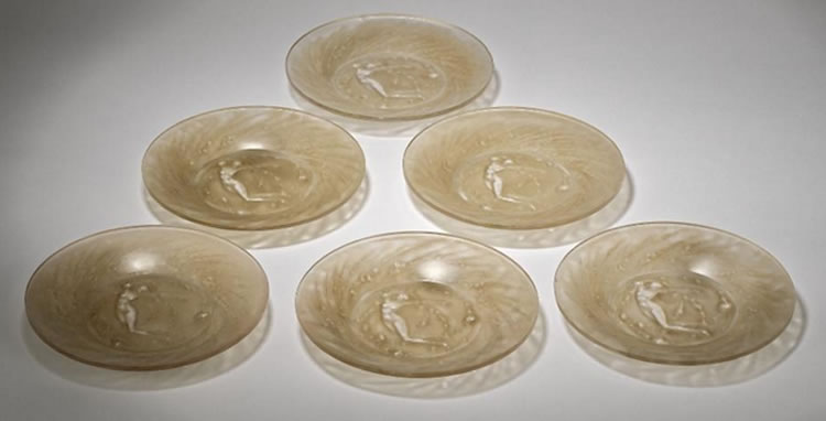 R. Lalique Une Figurine et Fleurs Plate